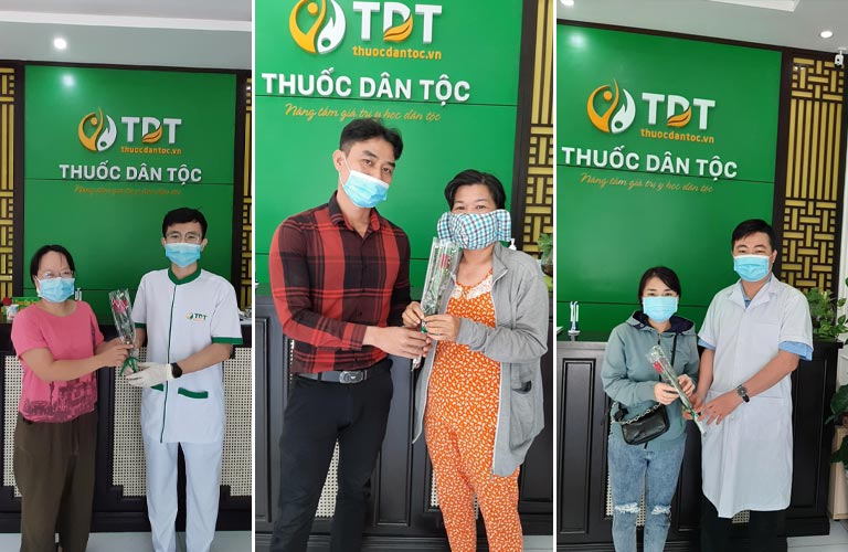 Đội ngũ bác sĩ Thuốc dân tộc tặng quà bệnh nhân thăm khám ngày 8-3