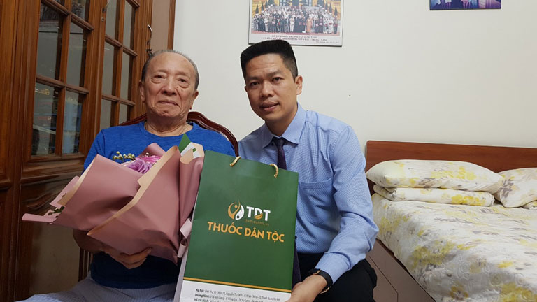 Giám đốc Trung tâm Thuốc dân tộc, phó ban dược Hội Nam y Việt Nam - Ông Nguyễn Quang Hưng đến thăm GS Tài Thu nhân ngày Nhà giáo Việt Nam