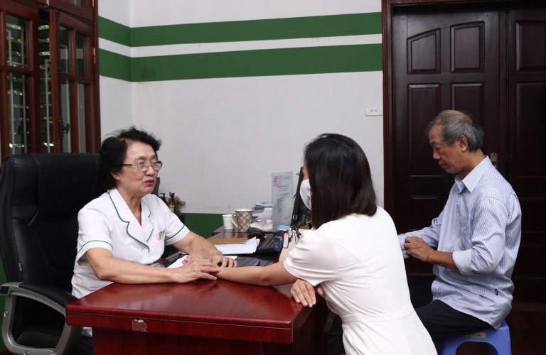 Bác sĩ Nguyễn Thị Nhuần thăm khám bệnh cho bệnh nhân