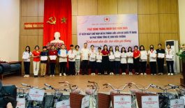CTCP Bệnh viện Thuốc dân tộc trao quà nhân ái tại Lễ phát động Tháng Nhân đạo tại quận Hoàng Mai