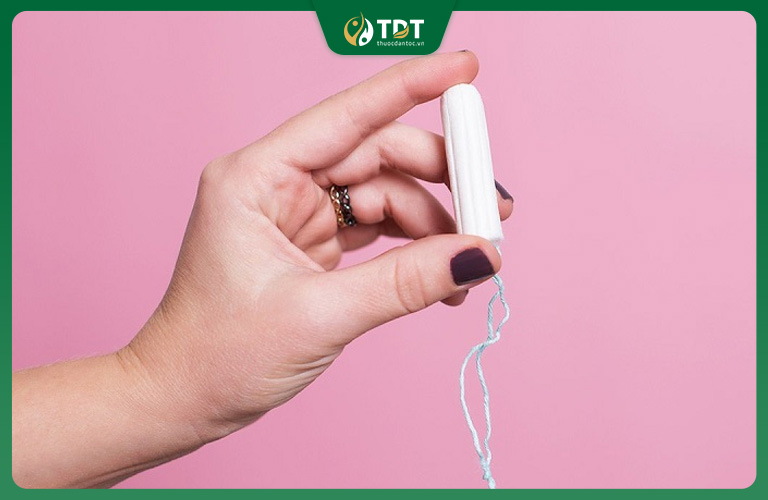 Dùng tampon trong thời gian dài có thể gây huyết trắng có mùi tanh